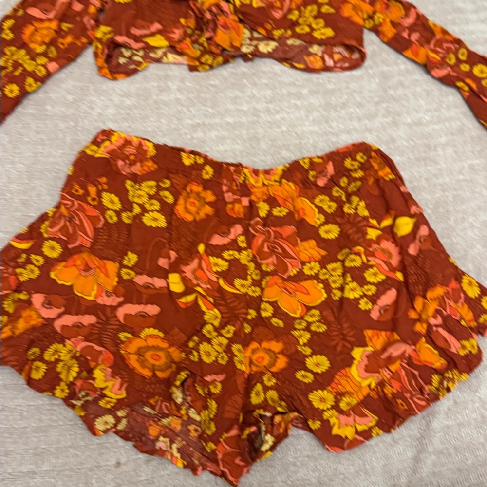 Floral Front Tie Bell Sleeve Crop Top Large & Medium Shorts - Picture 9 of 10